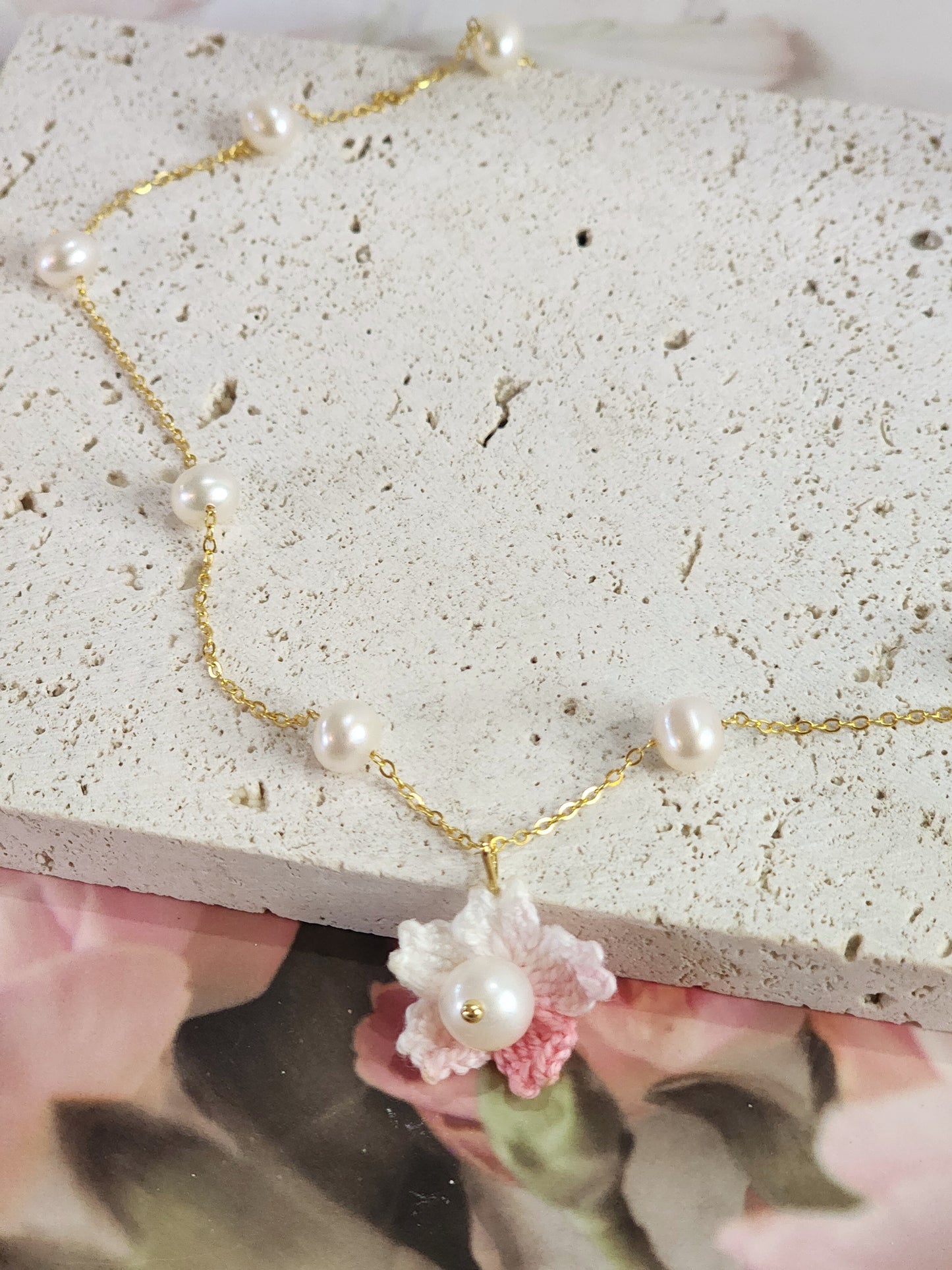 Freshwater Pearls Choker with Micro-crochet Sakura & Pearl pendant close up. Handcrafted and paired with an 18K gold-plated chain.