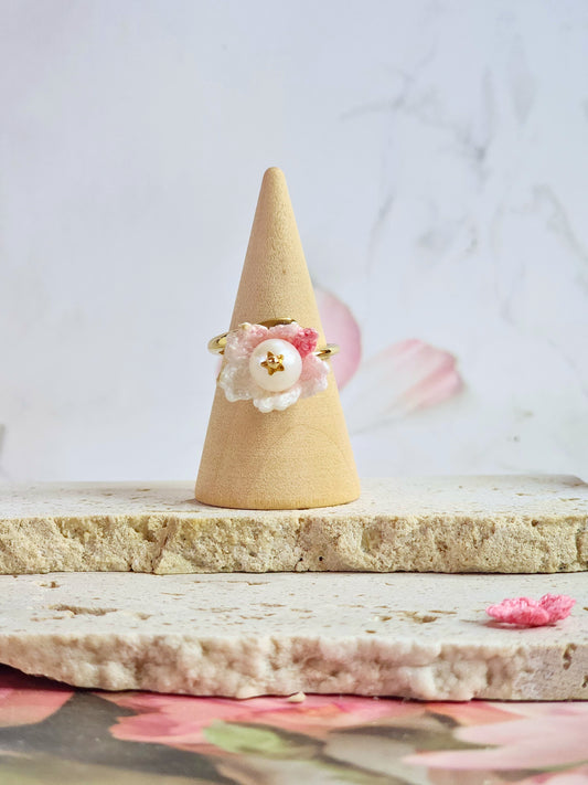 Pink-white micro-crochet Sakura crowned with a 7-8mm natural freshwater pearl on a 14K gold-plated adjustable ring