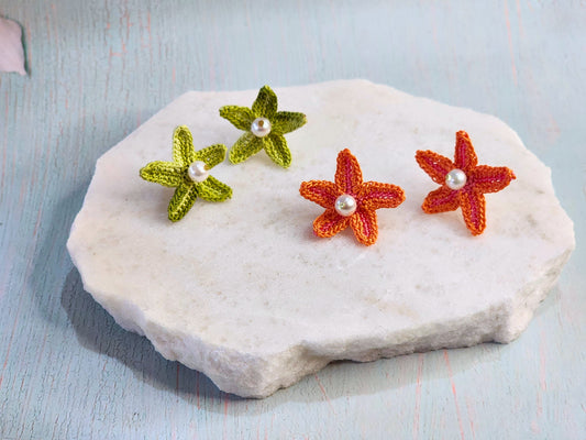 Handcrafted micro-crochet star fish earrings with 5mm natural freshwater pearls. On 18K gold-plated studs.