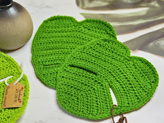 Monstera crocheted table decor in green