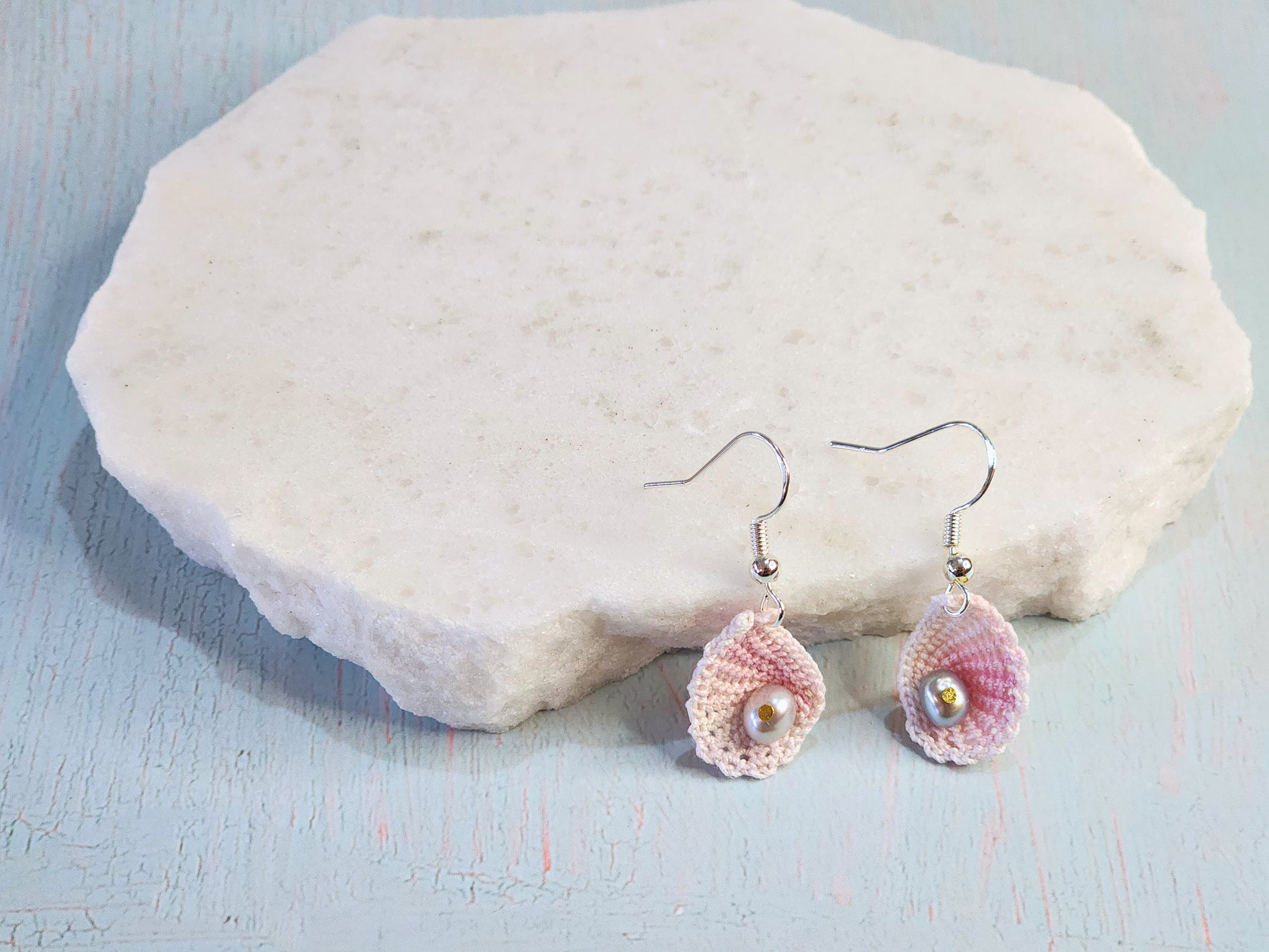 Handcrafted pink ombre micro-crochet scallop earrings, crowned with 5–5.5mm natural smoke grey freshwater pearls. On S925 hooks 