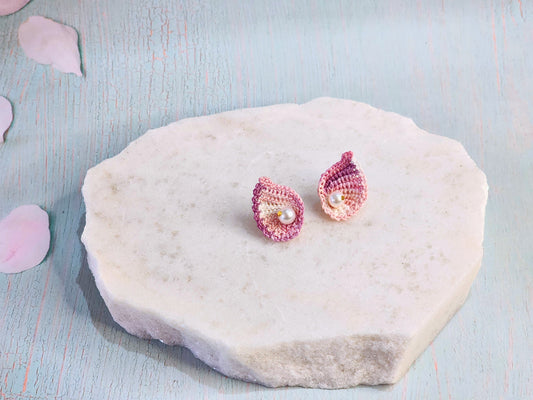 Handcrafted micro-crochet pink ombre scallop shell earrings with 5-6mm natural freshwater Akoya pearls. 18K gold-plated studs